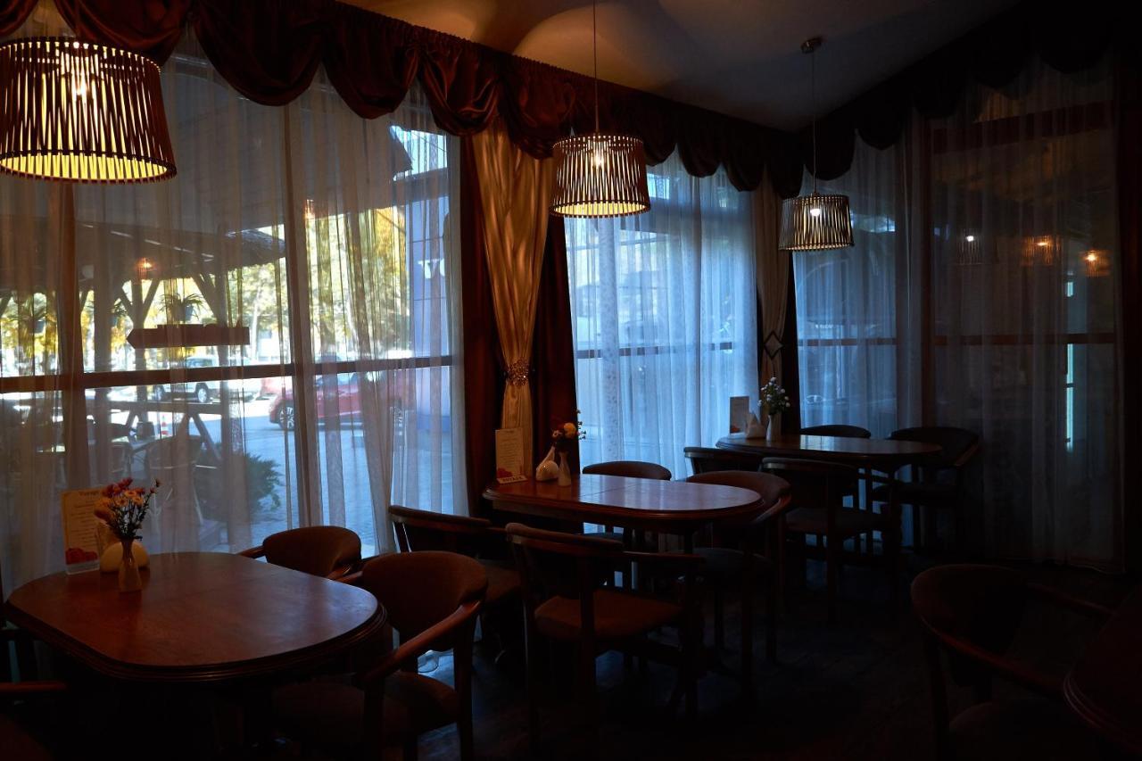 Gostiniy Dvor Non-Stop Hotel Herson Exterior foto